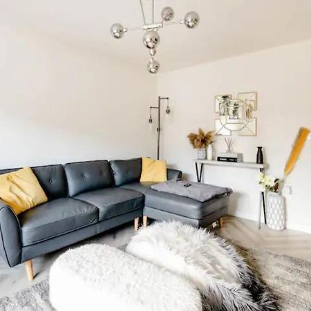 Stunning Private Room In A Home - Bathroom & Parking! ซัลฟอร์ด ภายนอก รูปภาพ