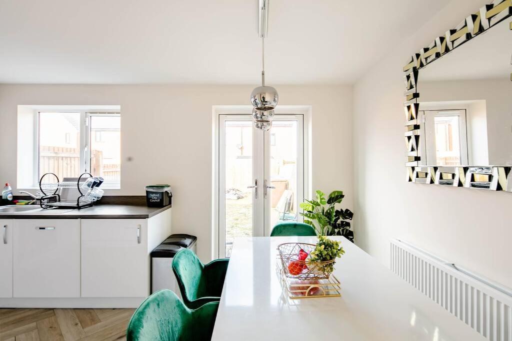 Stunning Private Room In A Home - Bathroom & Parking! ซัลฟอร์ด ภายนอก รูปภาพ