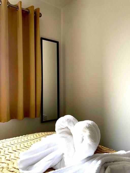 Stunning Private Room In A Home - Bathroom & Parking! ซัลฟอร์ด ภายนอก รูปภาพ