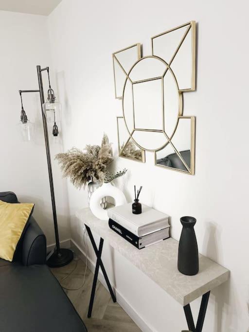 Stunning Private Room In A Home - Bathroom & Parking! ซัลฟอร์ด ภายนอก รูปภาพ