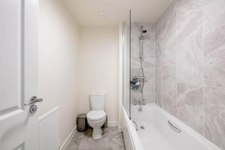 Stunning Private Room In A Home - Bathroom & Parking! ซัลฟอร์ด ภายนอก รูปภาพ