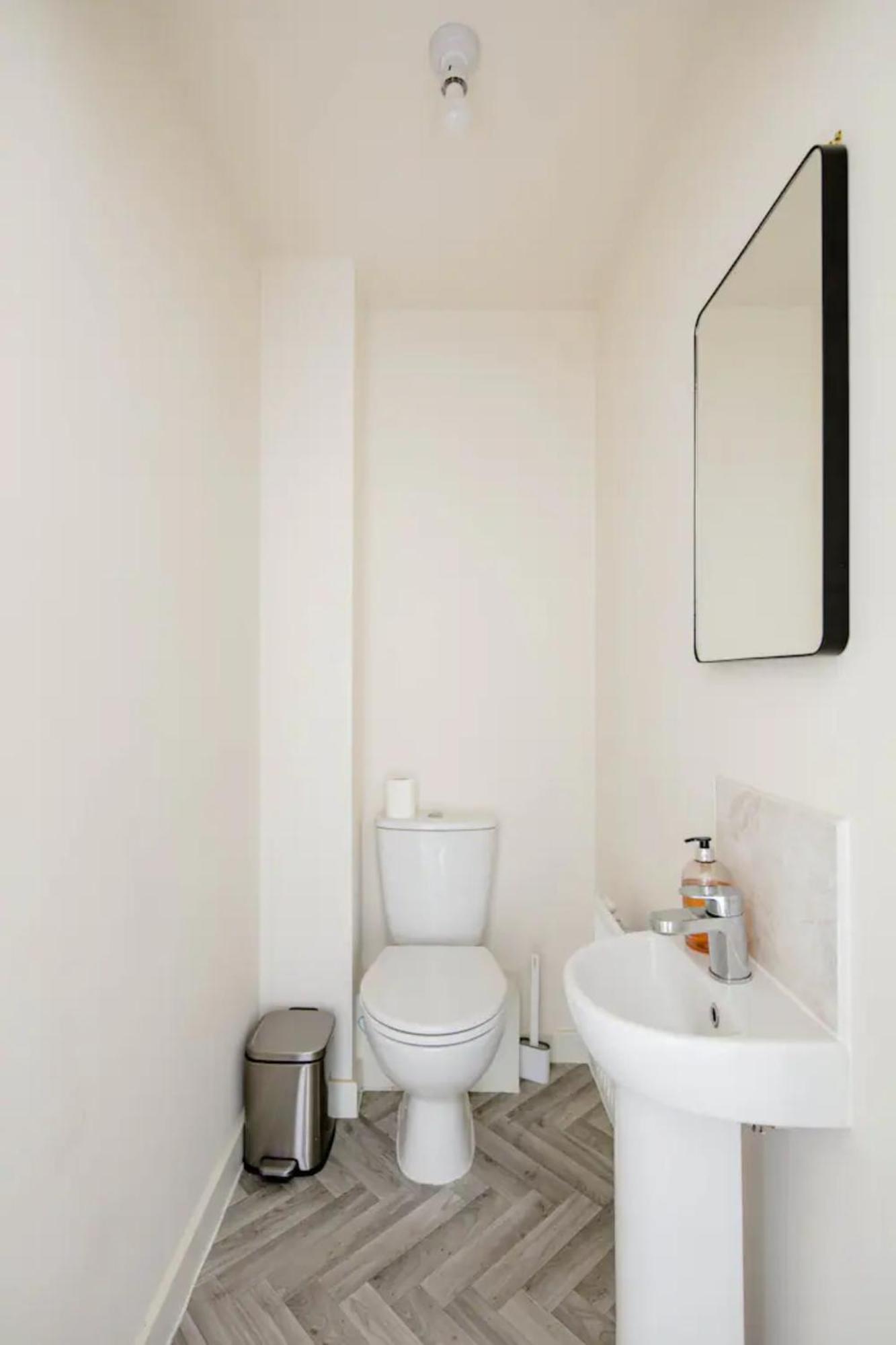 Stunning Private Room In A Home - Bathroom & Parking! ซัลฟอร์ด ภายนอก รูปภาพ