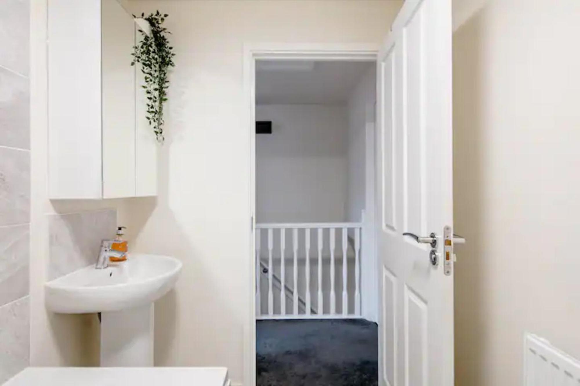 Stunning Private Room In A Home - Bathroom & Parking! ซัลฟอร์ด ภายนอก รูปภาพ