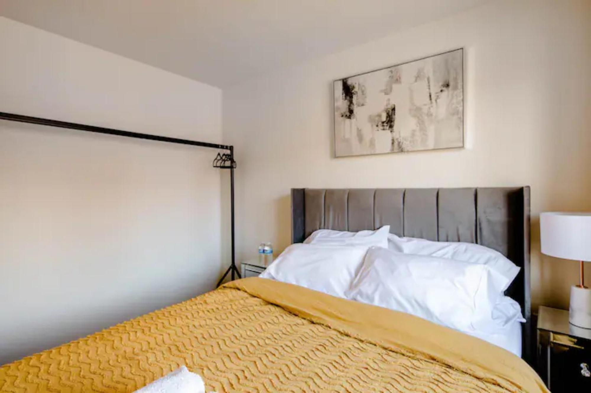 Stunning Private Room In A Home - Bathroom & Parking! ซัลฟอร์ด ภายนอก รูปภาพ